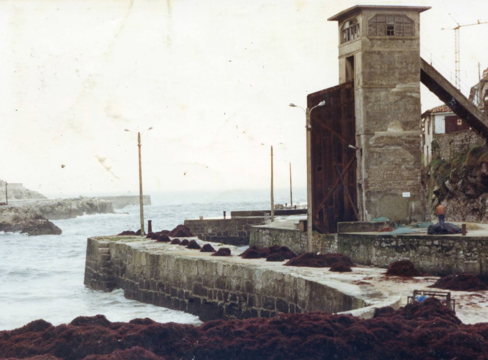 Compuerta antigua de Llanes