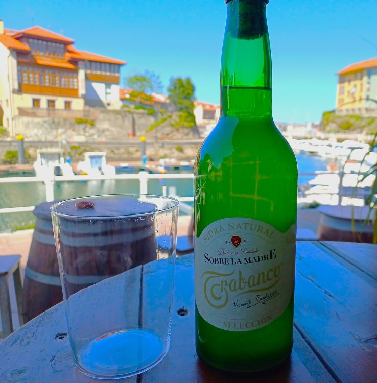 Sidra en el Puerto de Llanes